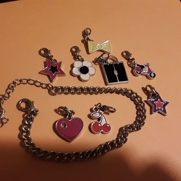 Silver chain bracelet with 8 different charms - Picture 2 of 4